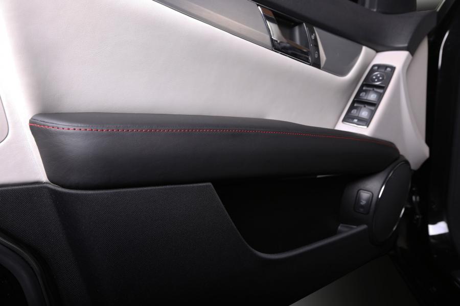 Детали интерьера Mercedes-Benz C-Class by Carbon Motors 2016 года  (фото 15 из 17)